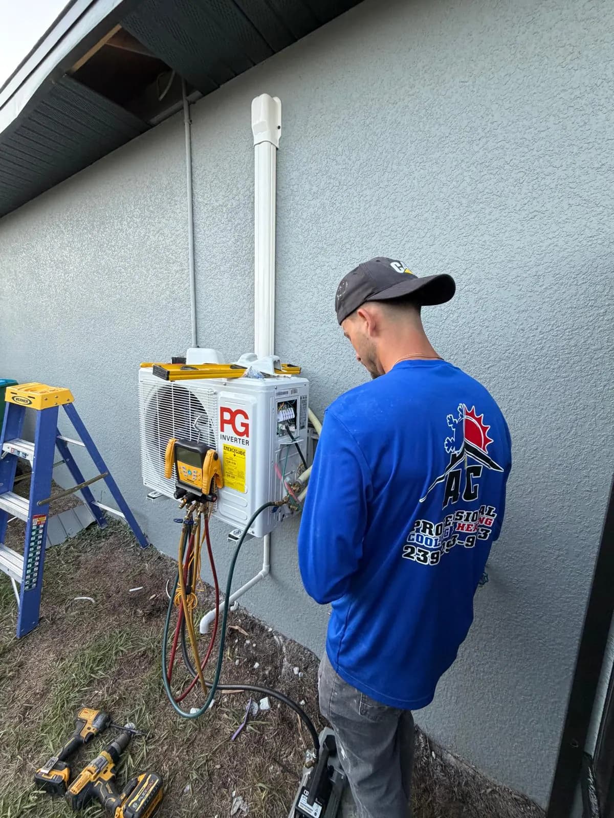 Técnico de AC Professional conectando un mini-split recién instalado