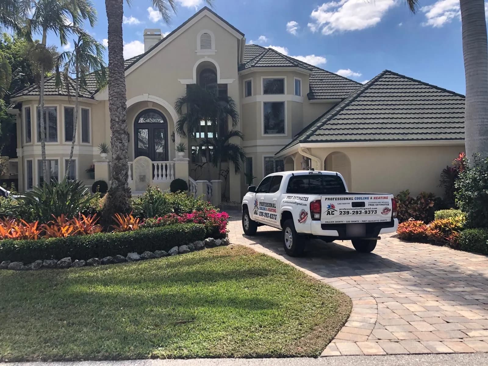Camioneta de AC Professional en la entrada de una residencia grande de Southwest Florida
