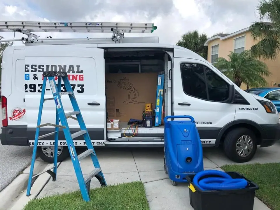 Van de AC Professional abierta con el equipo de limpieza de ductos