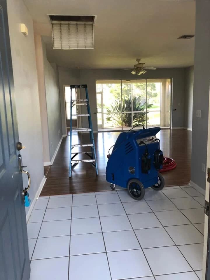 Técnico de AC Professional limpiando ductos en un hogar