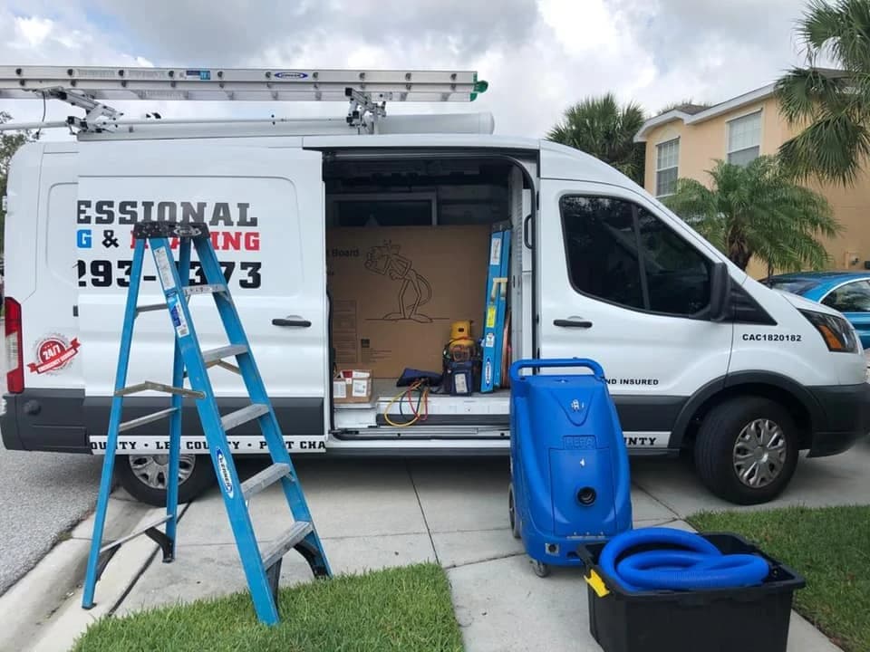 Técnico de AC Professional limpiando ductos en un hogar de Southwest Florida