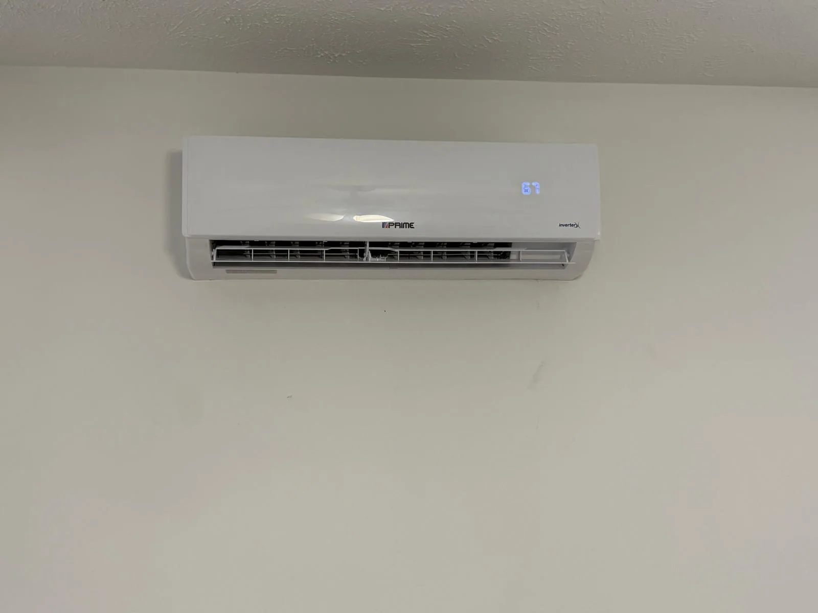 Proyecto de instalación de mini-split sin ductos de AC Professional en Naples, Florida, octubre de 2026
